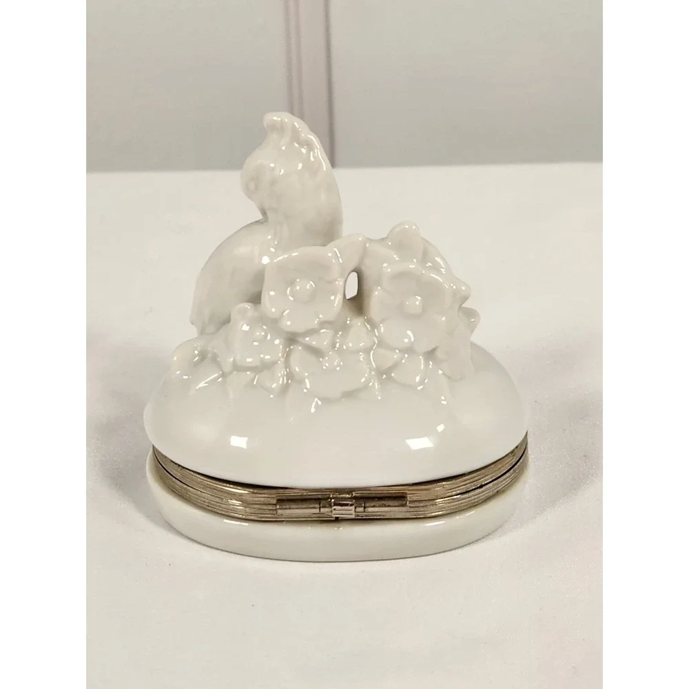 VTG White Ceramic‎ Cockatoo Floral Latching Trinket Box 3.5